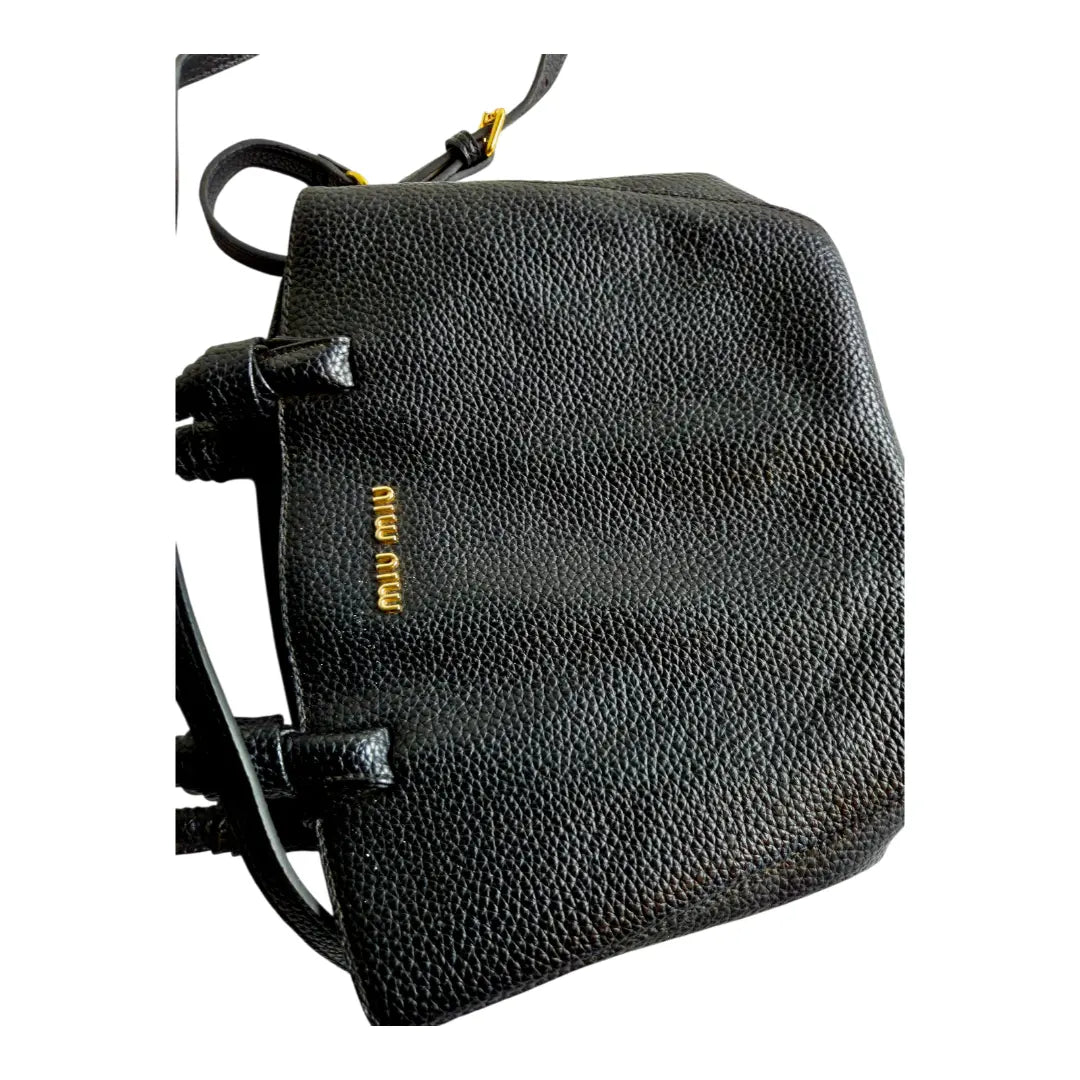 🖤 “Preloved black tote = chic style on a budget ✨”