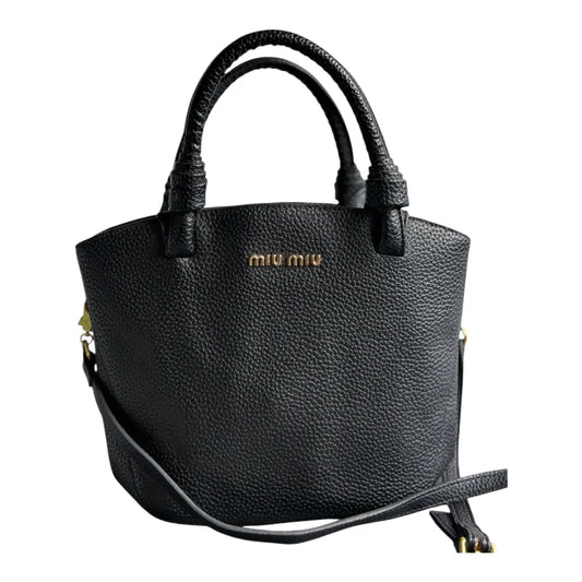 🖤 “Preloved black tote = chic style on a budget ✨”